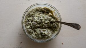 Gelato Italien Vanille, Chocolat et Pistache - Mixez finement les pistaches avec l'eau de fleur d'oranger afin d'obtenir une pâte lisse.