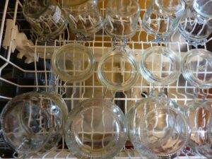Gelée de raisin Concord - Stérilisez les bocaux avant de commencer en les plaçant dans le lave-vaisselle à haute température ou en les faisant bouillir dans de l'eau.