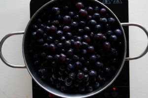 Gelée de raisin Concord - Placez-les dans une casserole et faites mijoter à couvert. Il n'est pas nécessaire d'ajouter de l'eau.
