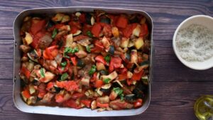 Giambotta ou Ciambotta, ragoût de légumes italien - Ajoutez le basilic, frais et ciselé, puis mélangez avant de servir
