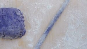 Gnocchis Végans Maison aux Pommes de Terre Violettes à l’Italienne - - Roulez-le en longs boudins.