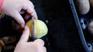 Gnocchis Végans Maison aux Pommes de Terre Violettes à l’Italienne - - Sinon, épluchez les pommes de terre, encore chaudes, puis écrasez-les à la main avec un presse-purée.