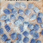 Gnocchis Végans Maison aux Pommes de Terre Violettes à l’Italienne - - Déposez les gnocchis sur une assiette ou une planche, en les saupoudrant de farine.