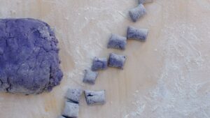Gnocchis Végans Maison aux Pommes de Terre Violettes à l’Italienne - - Coupez les boudins en petits morceaux de la taille d’un grain de raisin.