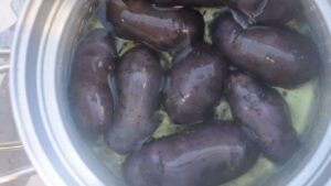 Gnocchis Végans Maison aux Pommes de Terre Violettes à l’Italienne - - Faites bouillir les pommes de terre violettes puis égouttez-les lorsqu'elles sont cuites.