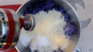 Gnocchis Végans Maison aux Pommes de Terre Violettes à l’Italienne - - Une fois la purée froide, mélangez-la avec la farine de semoule, la farine tout usage et le sel.