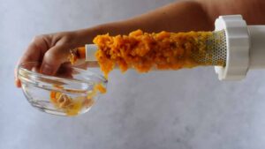 Gnocchis à la courge avec cannelle et beurre noisette - Déposez la courge, coupée en cubes, sur une plaque recouverte de papier sulfurisé