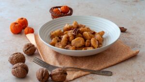 Gnocchis à la courge avec cannelle et beurre noisette - Déposez les gnocchis crus sur un plan de travail propre et fariné
