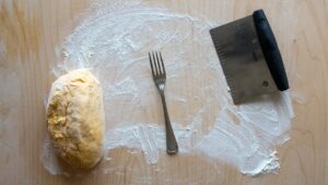 Gnocchis à la courge avec cannelle et beurre noisette - Écrasez les pommes de terre et la courge ensemble dans un grand saladier à l’aide d’un presse-purée