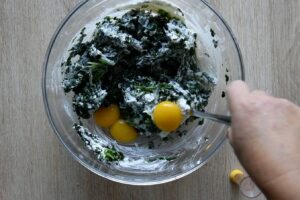 Gnudi ricotta épinards - Ajoutez les jaunes d'œuf, le parmesan et le sel