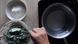 Gnudi ricotta épinards - Préparez une casserole d'eau bouillante salée et placez un saladier avec de la farine à côté