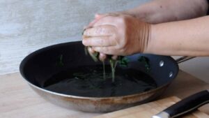 Gnudi ricotta épinards - Égouttez l'eau des épinards et placez-les dans un saladier