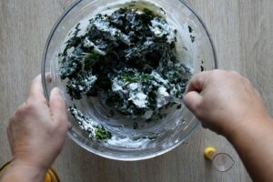 Gnudi ricotta épinards - Ajoutez la ricotta aux épinards et mélangez jusqu'à ce que la préparation soit homogène