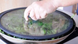 Gnudi ricotta épinards - Couvrez avec un couvercle afin qu'ils cuisent dans leur propre vapeur