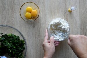 Gnudi ricotta épinards - Dans un autre saladier, travaillez la ricotta à la fourchette pour l'assouplir