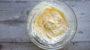 La recette du tiramisu que nous faisions en Italie dans les années 80 - Incorporez délicatement le mascarpone au mélange de jaunes d'œufs jusqu'à obtenir une texture lisse et homogène.