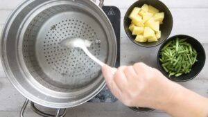 Le Pesto Classique avec Trofie, Haricots Verts et Pommes de Terre - Faites cuire les pommes de terre dans une grande casserole avec du sel