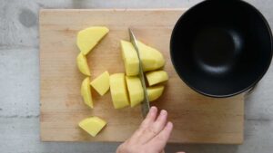 Le Pesto Classique avec Trofie, Haricots Verts et Pommes de Terre - Épluchez les pommes de terre puis coupez-les en dés