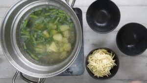 Le Pesto Classique avec Trofie, Haricots Verts et Pommes de Terre - Ajoutez les haricots verts aux pommes de terre en cuisson puis poursuivez la cuisson