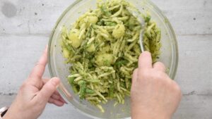 Le Pesto Classique avec Trofie, Haricots Verts et Pommes de Terre - Mélangez immédiatement avec le pesto puis ajoutez des pignons de pin, du parmesan supplémentaire et servez chaud