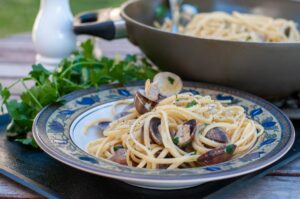 Linguine alle vongole italiennes aux palourdes fraîches - Servez les linguine aux palourdes