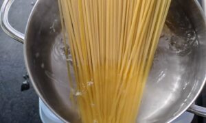 Linguine alle vongole italiennes aux palourdes fraîches - Faites cuire les linguine dans de l'eau salée