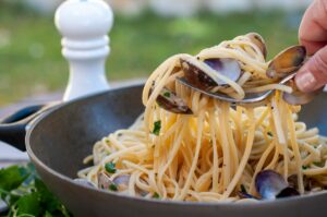 Linguine alle vongole italiennes aux palourdes fraîches - Mélangez les linguine et les palourdes à feu doux
