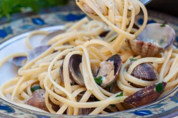 Linguine alle vongole italiennes aux palourdes fraîches - En-tête