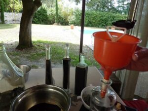 Liqueur italien à la réglisse fait maison - Versez dans des bouteilles.