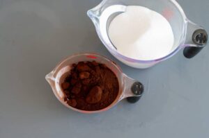 Liqueur italien à la réglisse fait maison - Mélangez la réglisse et le sucre dans une casserole.