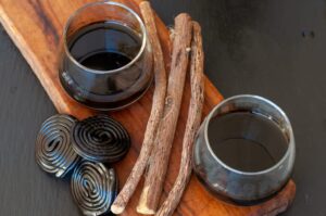 Liqueur italien à la réglisse fait maison - Servez à température ambiante ou bien frais dès le lendemain.