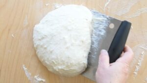 Meilleure Pizza Bianca Romana à Faire à la Maison - Divisez la pâte en portions