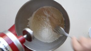 Meilleure Pizza Bianca Romana à Faire à la Maison - Mélangez la farine et la levure sèche dans le bol d'un robot pâtissier