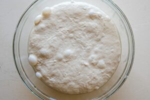 Meilleure Pizza Bianca Romana à Faire à la Maison - Laissez reposer la pâte, couverte, dans un endroit chaud