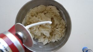 Meilleure Pizza Bianca Romana à Faire à la Maison - Avec le crochet pétrisseur, mélangez à basse vitesse et incorporez progressivement le reste de l'eau, puis pétrissez