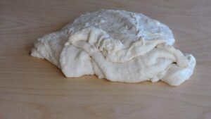 Meilleure Pizza Bianca Romana à Faire à la Maison - Repliez le dessus de la pâte vers le centre