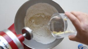 Meilleure Pizza Bianca Romana à Faire à la Maison - Ajoutez la majorité de l'eau et mélangez