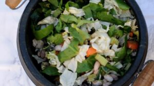 Minestrone italien au poulet - Ajoutez les autres légumes à feuilles et faites bouillir