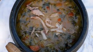 Minestrone italien au poulet - Ajoutez le poulet, effiloché, à la fin, juste le temps de le réchauffer et rectifiez l'assaisonnement avec du sel