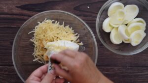 Œufs Mimosa Frits à l'Italienne, Farcis à la Ricotta - Ajoutez la ricotta, le parmesan, la noix de muscade, le sel et le poivre