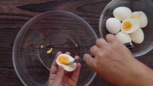 Œufs Mimosa Frits à l'Italienne, Farcis à la Ricotta - Coupez les œufs durs en deux dans la longueur et retirez les jaunes