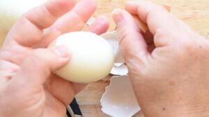 Œufs Mimosa Frits à l'Italienne, Farcis à la Ricotta - Écalez les œufs une fois refroidis
