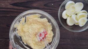 Œufs Mimosa Frits à l'Italienne, Farcis à la Ricotta - Mélangez jusqu'à obtention d'une texture lisse