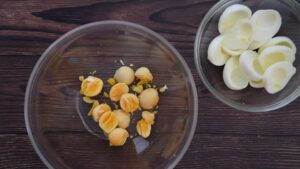 Œufs Mimosa Frits à l'Italienne, Farcis à la Ricotta - Écrasez les jaunes dans un bol à l'aide d'une fourchette