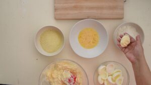 Œufs Mimosa Frits à l'Italienne, Farcis à la Ricotta - Façonnez la farce afin de reconstituer la forme d'un œuf entier