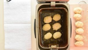 Œufs Mimosa Frits à l'Italienne, Farcis à la Ricotta - Déposez délicatement quelques œufs panés dans l'huile chaude