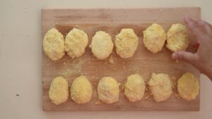Œufs Mimosa Frits à l'Italienne, Farcis à la Ricotta - Enrobez chaque œuf reconstitué de farine, puis d'œuf battu, puis de chapelure