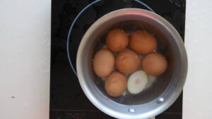 Œufs Mimosa Frits à l'Italienne, Farcis à la Ricotta - Transférez les œufs dans un bol d'eau glacée ou sous l'eau courante pour les refroidir