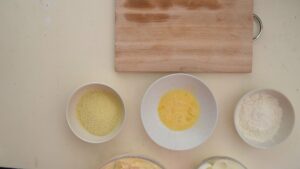 Œufs Mimosa Frits à l'Italienne, Farcis à la Ricotta - Préparez trois bols peu profonds : un avec la farine, un avec les œufs battus, un avec la chapelure