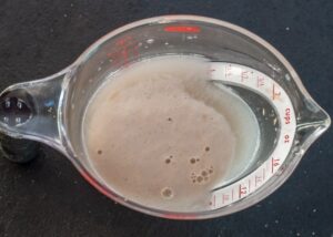 Pain au fromage italien traditionnel - Crescia - Mélangez la levure avec de l'eau tiède puis réservez et laissez reposer